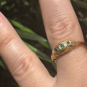 Vintage 18k Solid Gold & Emerald Ring –Textured Three-Stone Design Size 7 – 1.5g